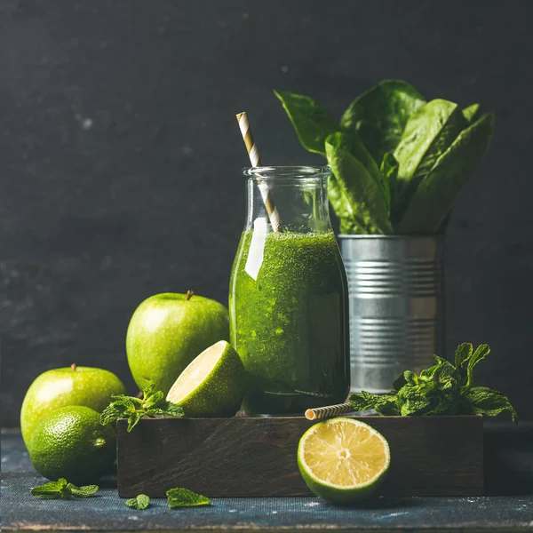 Batido verde en botella —  Fotos de Stock