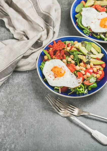 Sahanda yumurta ile sağlıklı bir kahvaltı — Stok fotoğraf