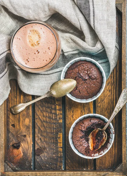 Su bardağı pişirme içinde çikolatalı sufle — Stok fotoğraf