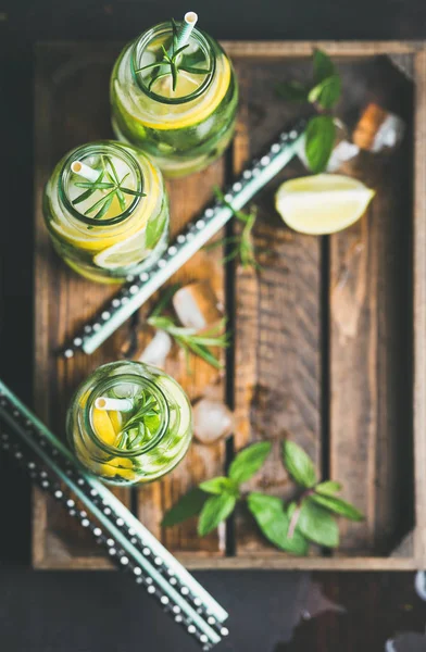 Agua en botellas de vidrio — Foto de Stock