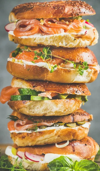 Verschiedene Bagels mit Gemüse — Stockfoto