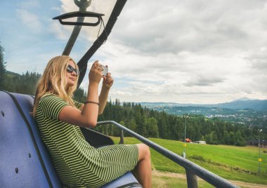 Kadın fotoğrafları kablo araba yapma