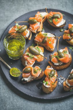 pesto soslu somon crostinis