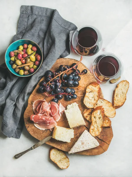 Conjunto de vinho tinto e lanches — Fotografia de Stock