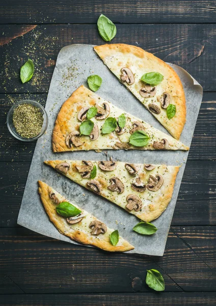 Zelfgemaakte paddestoelen pizza — Stockfoto