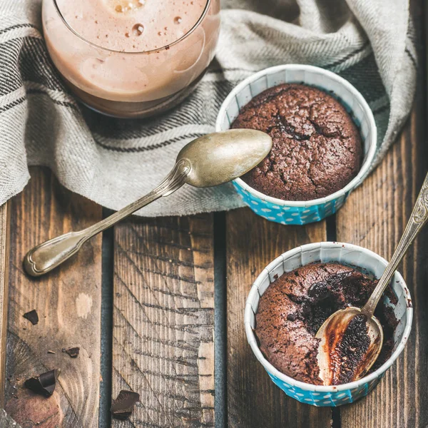 Chocolate souffle in baking cups — Stock Photo, Image