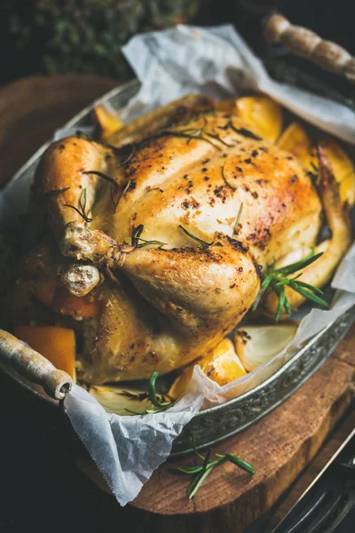 Жареная курица в духовке — стоковое фото