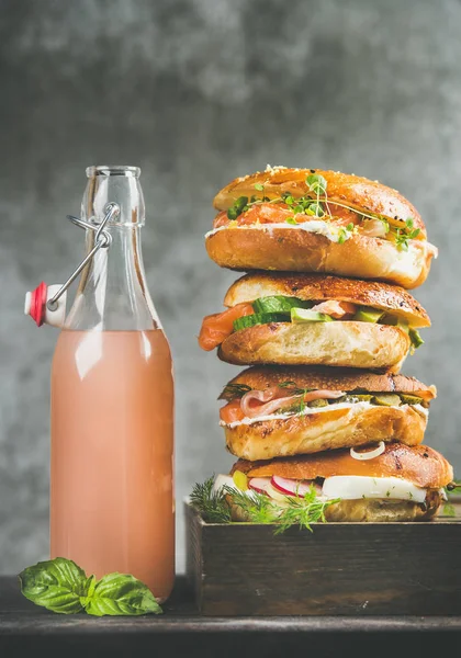 Heap of bagels and lemonade — Stock Photo, Image