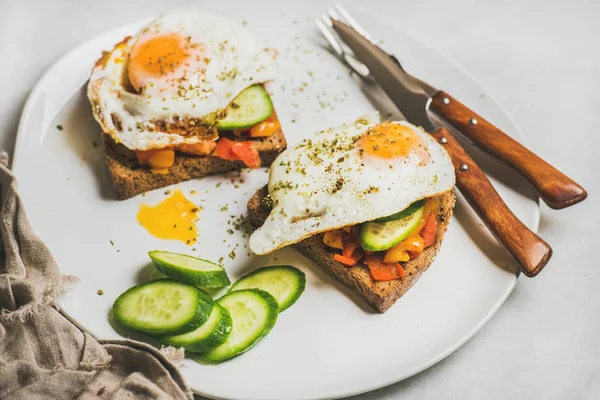 Ontbijt toast met groenten — Stockfoto