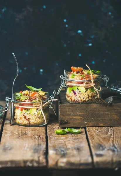 Zelfgemaakte quinoa salades — Stockfoto