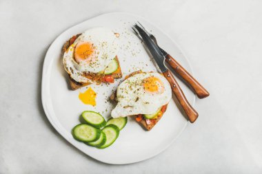 Sahanda yumurta ve sebze ile tost