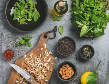 Temiz yemek pişirme malzemeleri 