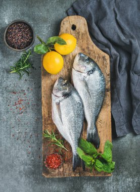 Pişmemiş çipura balık 