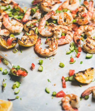 Izgara kaplan karidesi. 