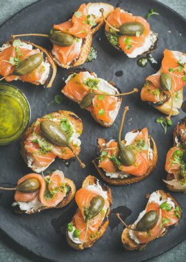 Ev yapımı somon crostinis