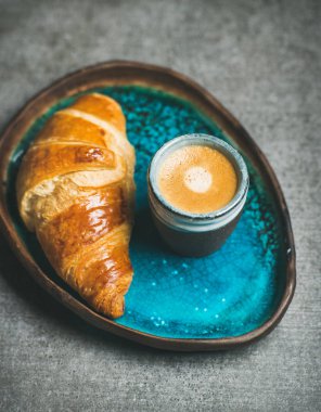 Fincan espresso kahve ve kruvasan 