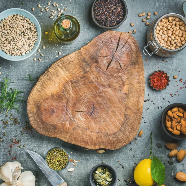 Especias y tablero de madera —  Fotos de Stock