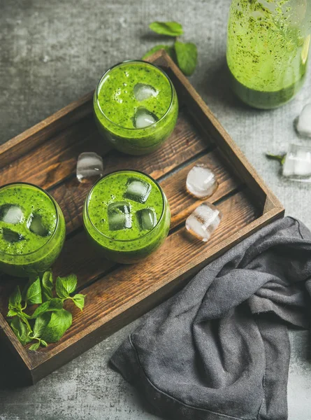 Свежий зеленый смузи в стаканах — стоковое фото