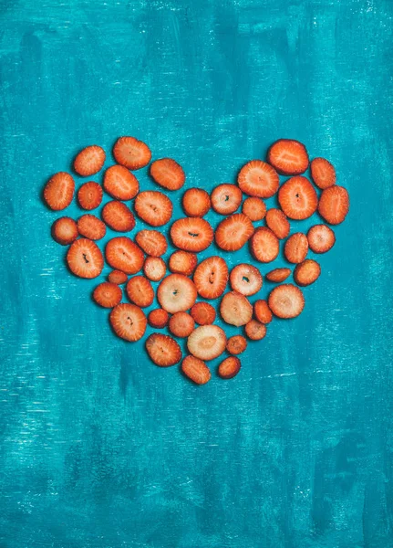 Pedaços de morangos em forma de coração — Fotografia de Stock