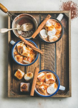 Tarçın ve marshmallow ile sıcak çikolata