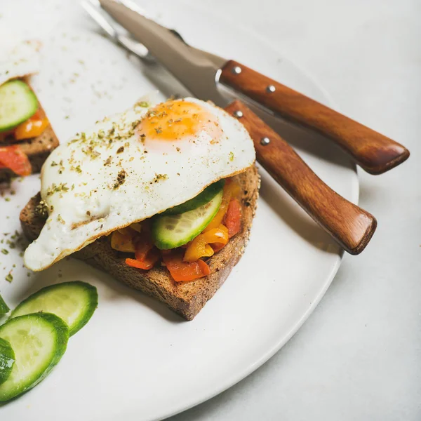 Toast śniadanie z jajkiem sadzonym — Zdjęcie stockowe