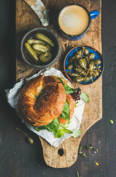 Colazione con gustoso bagel — Foto Stock