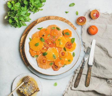 Taze karışık narenciye meyve salatası 