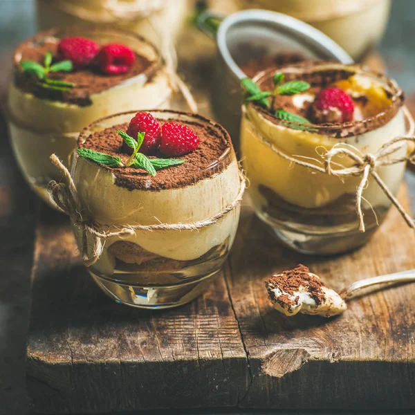 Dessert Tiramisù in bicchieri — Foto Stock