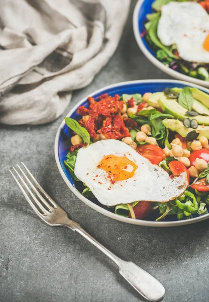 Desayuno con huevo frito y verduras —  Fotos de Stock