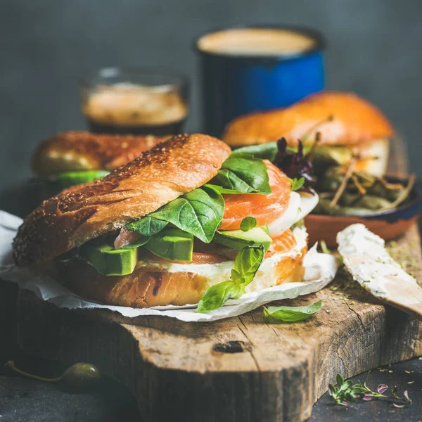 Bagel mit Lachs, Frischkäse, Gemüse — Stockfoto