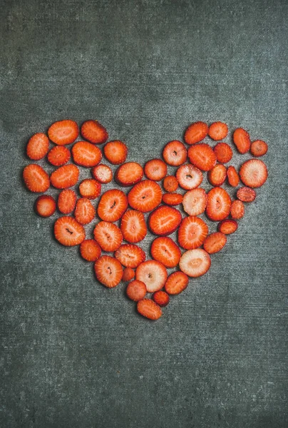 Strawberry placed in heart shape — Stock Photo, Image
