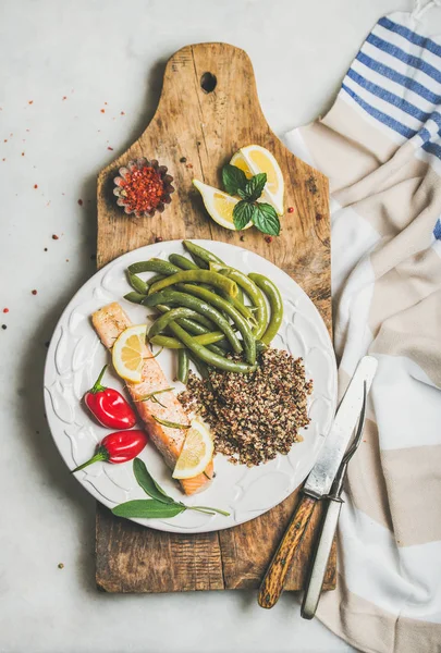 Gebratener Lachs mit Garnitur — Stockfoto