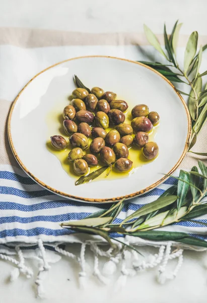 Aceitunas verdes mediterráneas en escabeche —  Fotos de Stock