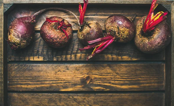 Rauwe biologische paarse beetroots — Stockfoto