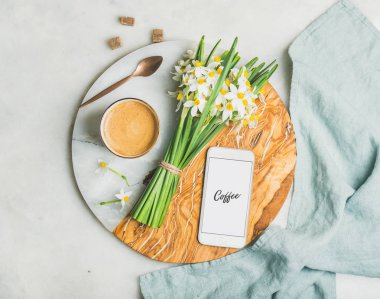 kahve, kova çiçekler ve cep telefonu