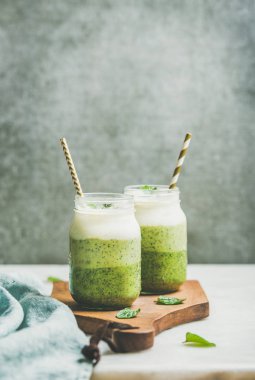 Yeşil smoothies Ombre katmanlı 