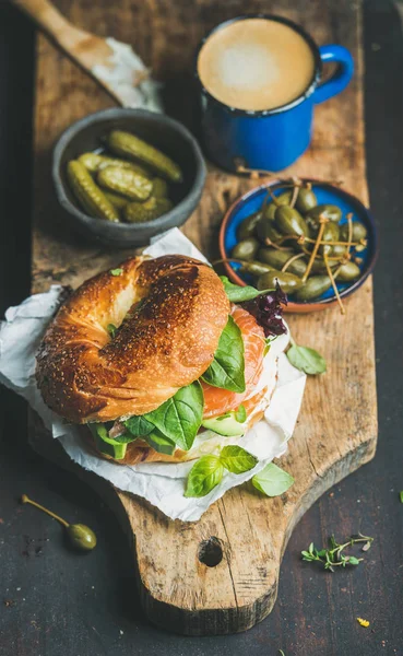 Ontbijt met bagel met zalm — Stockfoto