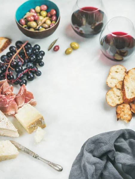 Conjunto de vinho tinto e lanche — Fotografia de Stock