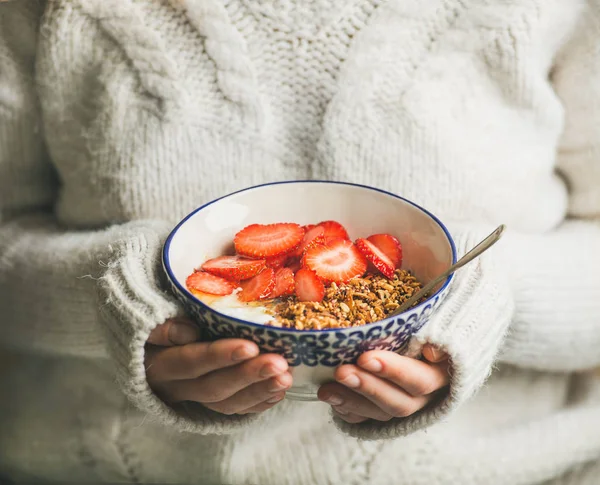 Gezond ontbijt in handen — Stockfoto