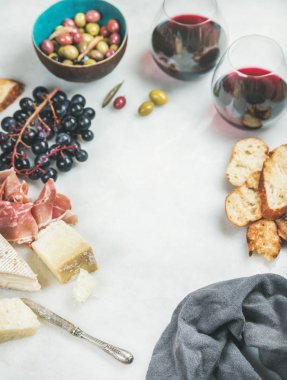 Kırmızı şarap ve yemek seti 