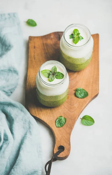 Batidos verdes en frascos de vidrio —  Fotos de Stock