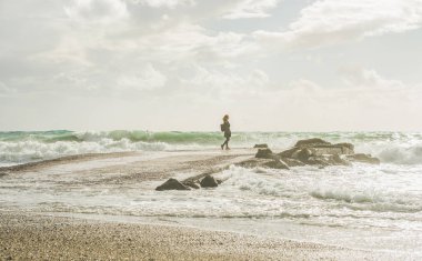 iskelede duran genç kadın