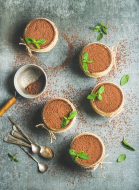 Bireysel bardaklarda tiramisu 