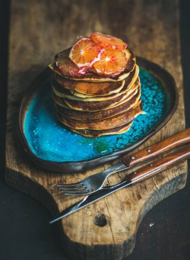 Bal ve kanlı turuncu ile Pancakes