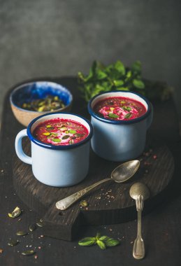 Detoks pancar çorbası kupalar