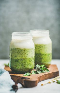  kavanozların içinde yeşil smoothies