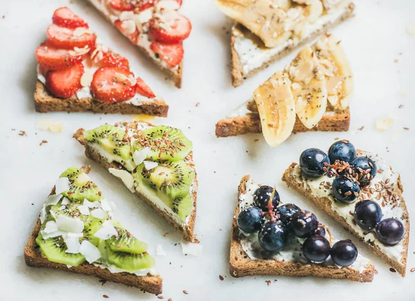 Wholegrain bread toasts — Stock Photo, Image