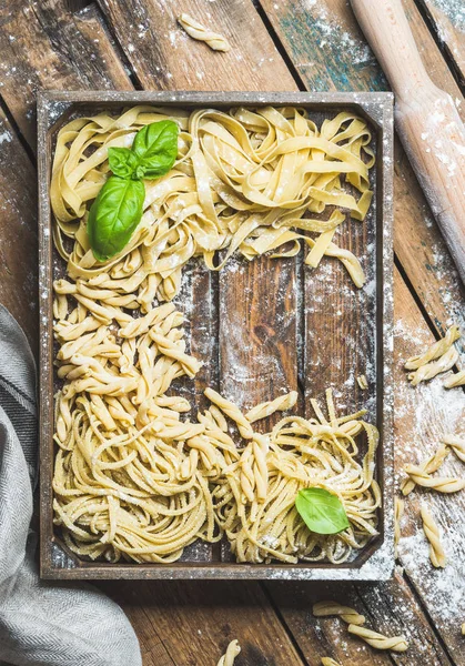 요리 하지 않은 이탈리아 파스타 — 스톡 사진