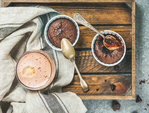 Choklad souffle i bakning koppar — Stockfoto