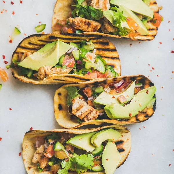 Tortillas med grillad kycklingfilé — Stockfoto